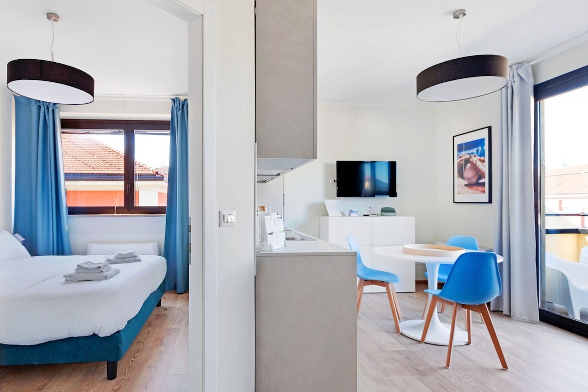 Executive Apartment | Desk, laptop workspace, free WiFi