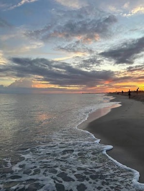 A beach with waves and a sunset. - Charming & Spacious In-Town Oasis – Mins to Springs, Dining & Beaches! (Crystal River)