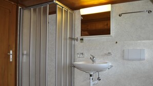 Bathroom - Kirchgasse 12 Appartement/Fewo, Dusche, WC, 1 Schlafraum 2-Bettwohnung by Interhome (St Stephan)