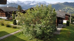 A mountainous landscape with a view of snow-capped peaks. - Sumpfbödeli Appartement/Fewo, Badewanne, 3 Schlafräume 6-Bett-Wohnung by Interhome (Lenk)