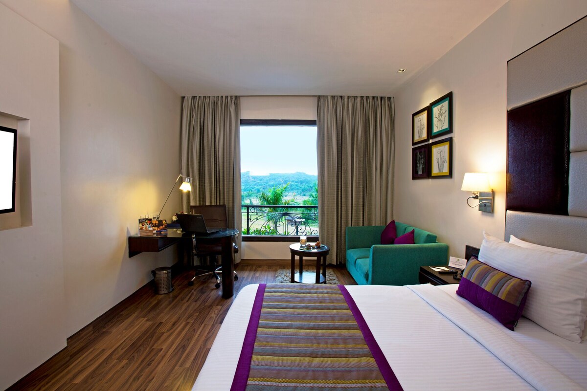 Club Room With Balcony -Valley View