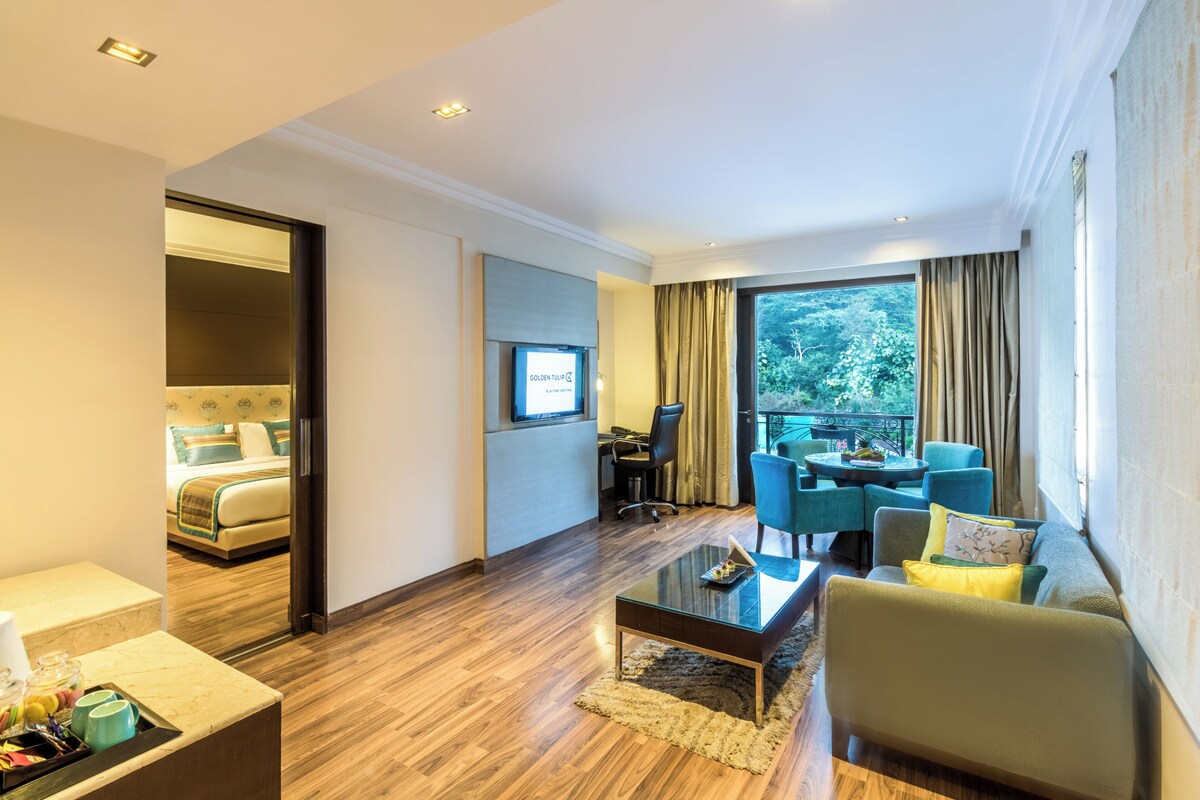 Suite Room With Balcony | Desk, laptop workspace, blackout drapes, soundproofing