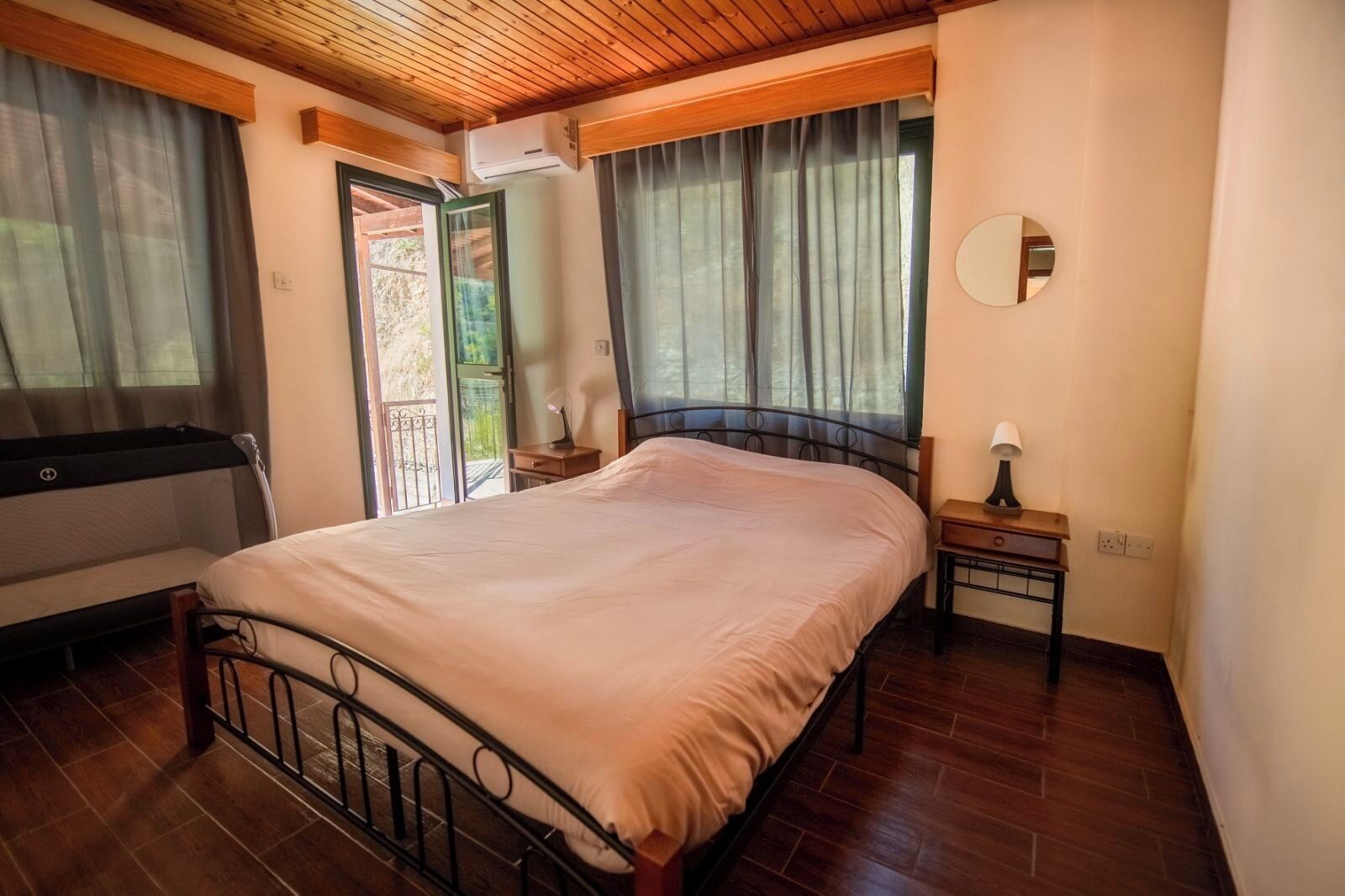 Iron/ironing board, Internet, bed sheets