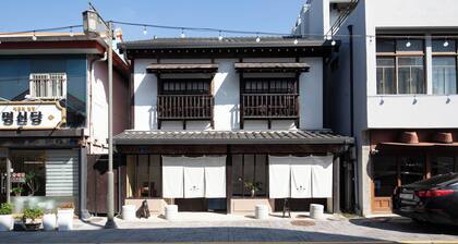 Beautiful 100 Years old Private Stay at Mokpo, Heuklingak
