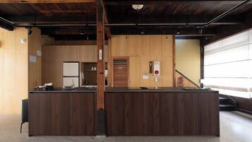 Una cocina amplia con armarios de madera, una isla central y un ventanal que proporciona luz natural.
