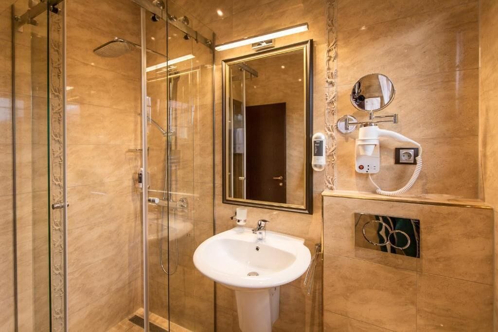 Double Room | Bathroom | Shower, free toiletries, hair dryer, slippers