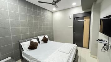 Habitación doble Deluxe, vista a la ciudad | Escritorio, espacio para trabajar con laptop y insonorización