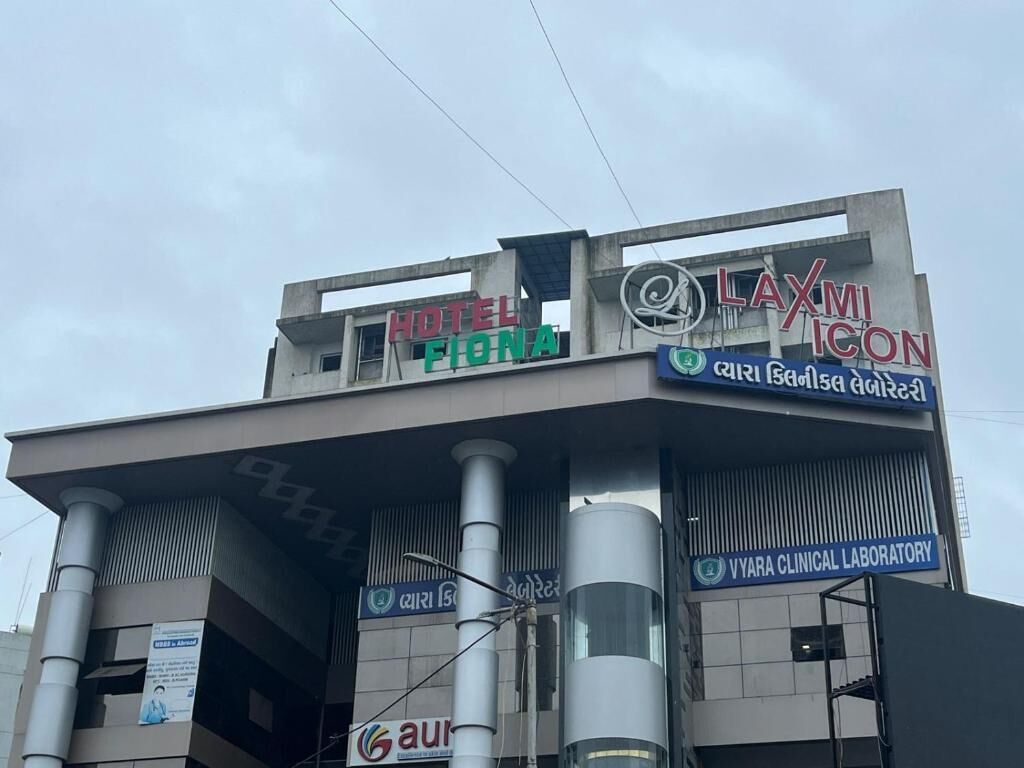 Un edifici amb indicadors per a l'Hotel Fiona, el laboratori clínic Vyarla i una icona.
