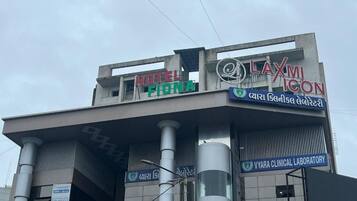 Un edifici amb indicadors per a l'Hotel Fiona, el laboratori clínic Vyarla i una icona.