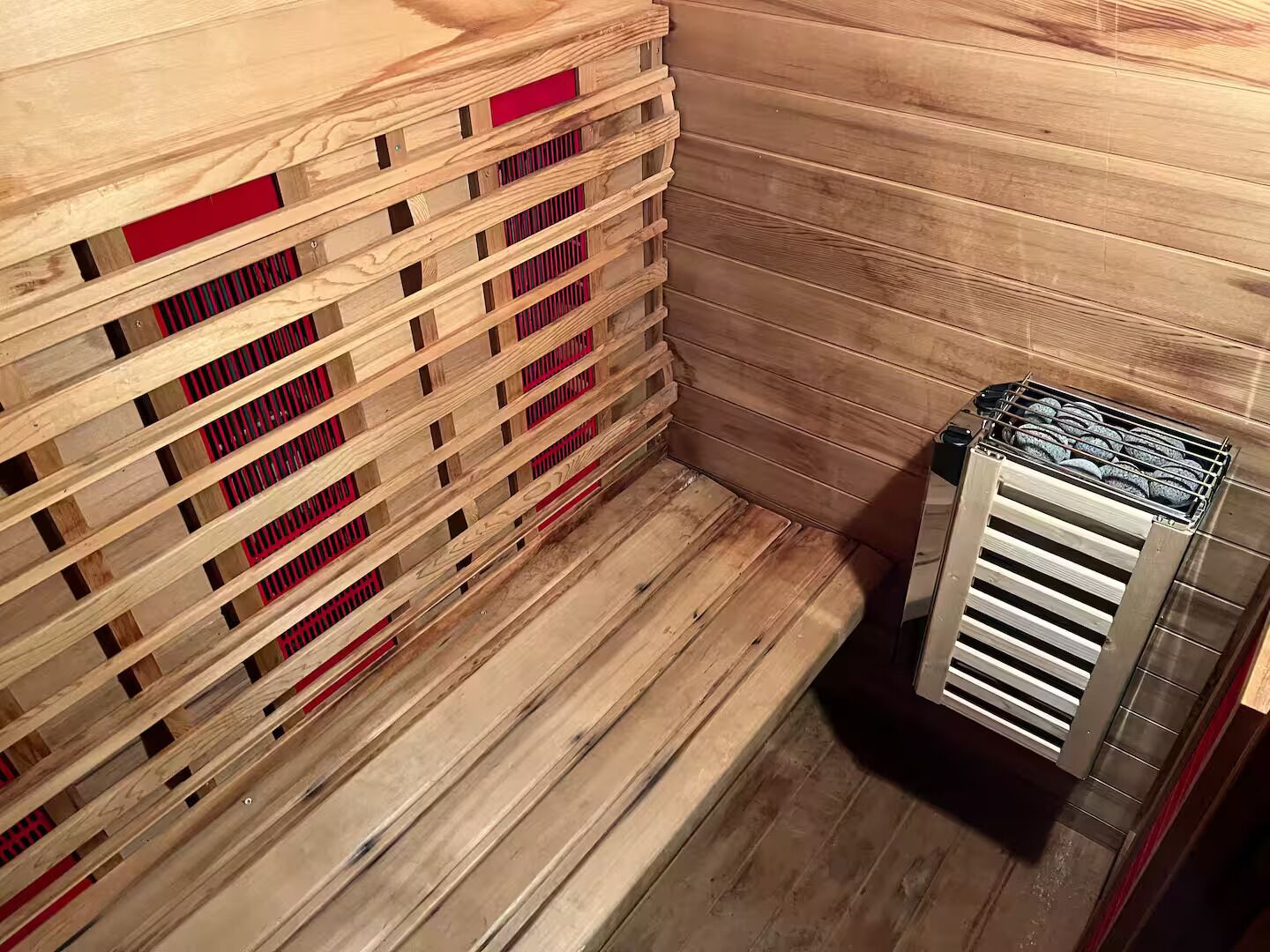 Un coin de pièce avec un lambris en bois et un radiateur.