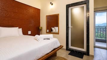 Deluxe Room, Mountain View | Desk