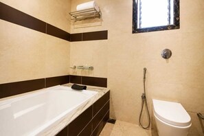 Regadera, toallas, jabón, shampoo 
