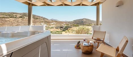 Un jacuzzi con vistas a un paisaje desértico.
