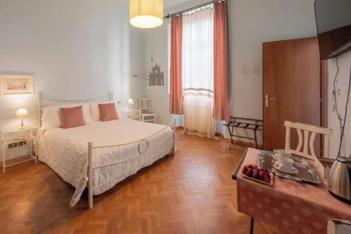 Quarto triplo superior, vista para o pátio | Cofres nos quartos, escrivaninha, espaço de trabalho para notebook