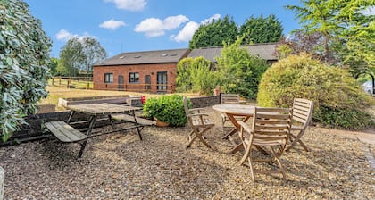 Barn Sleeps 14 With Hot Tub and Garden