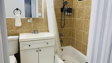 Secador de pelo, toallas, jabón y papel higiénico