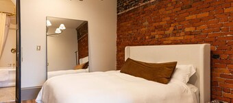 Historic King Suite | Downtown Snohomish Views