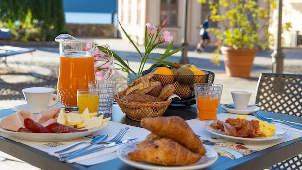 Outdoor dining - Hotel Il Portico (Cannobio)