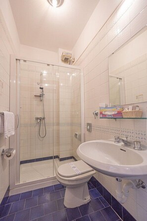 Bathroom - Hotel Il Portico (Cannobio)