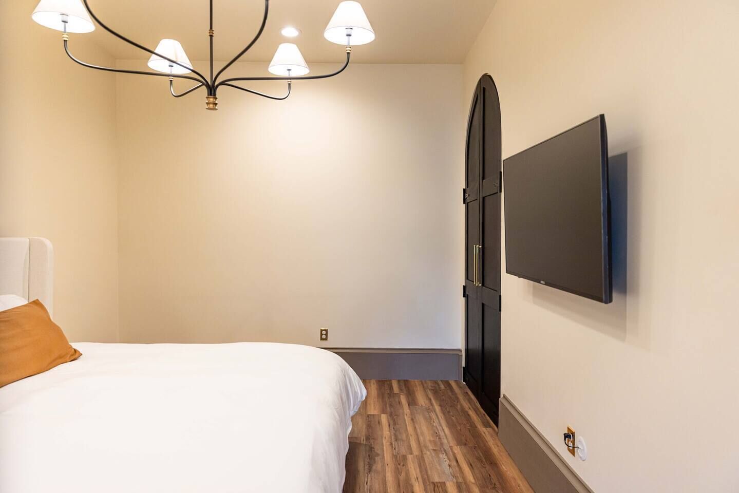 Desk, iron/ironing board, WiFi, bed sheets