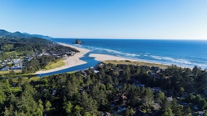 A coastal residential area with houses, a beach, and a clear view of the ocean. - Cannon Beach Stay + Treetop Deck + Walk To Beach + Haystack Rock | Salt & Spruce (Cannon Beach)