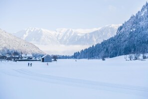A snowy landscape with a house and mountains in the background. - Farmhouse 'Hohe Bleick' with Mountain View, Private Terrace and Wi-Fi (Wildsteig)