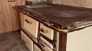 Wasserkocher mit Kaffee-/Teezubehör, Kühlschrank, Ofen, Herdplatte