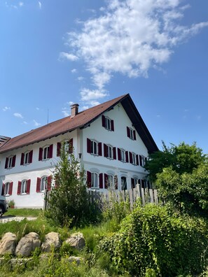 Unclassified image, 2 of 15, button - Farmhouse 'Niederbleick' with Mountain View, Shared Garden and Wi-Fi (Wildsteig)