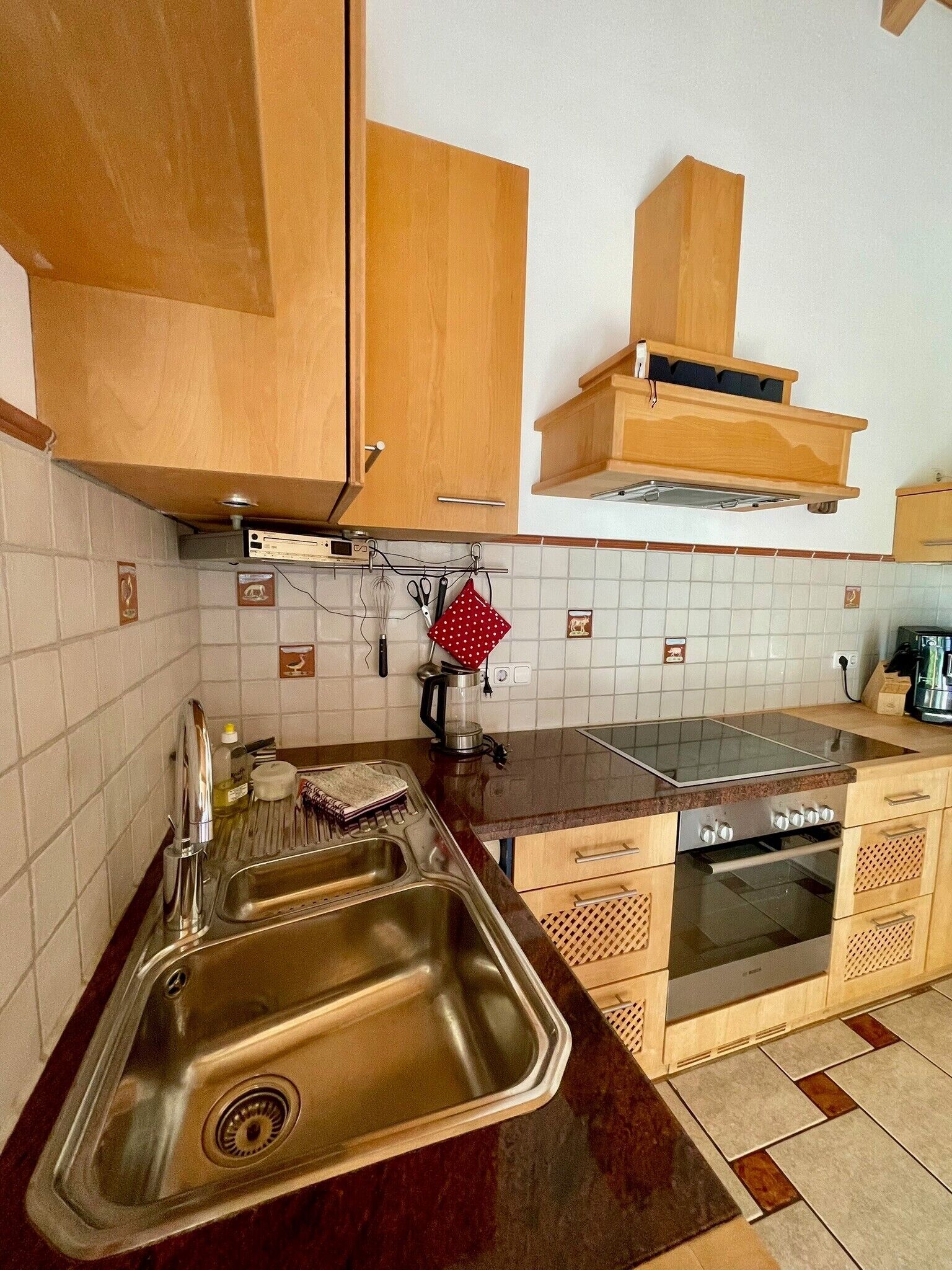 Coffee/tea maker, fridge, microwave, oven