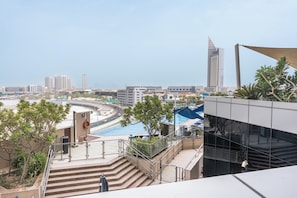 Ein Hochhaus mit Pool und Blick auf die Stadt.