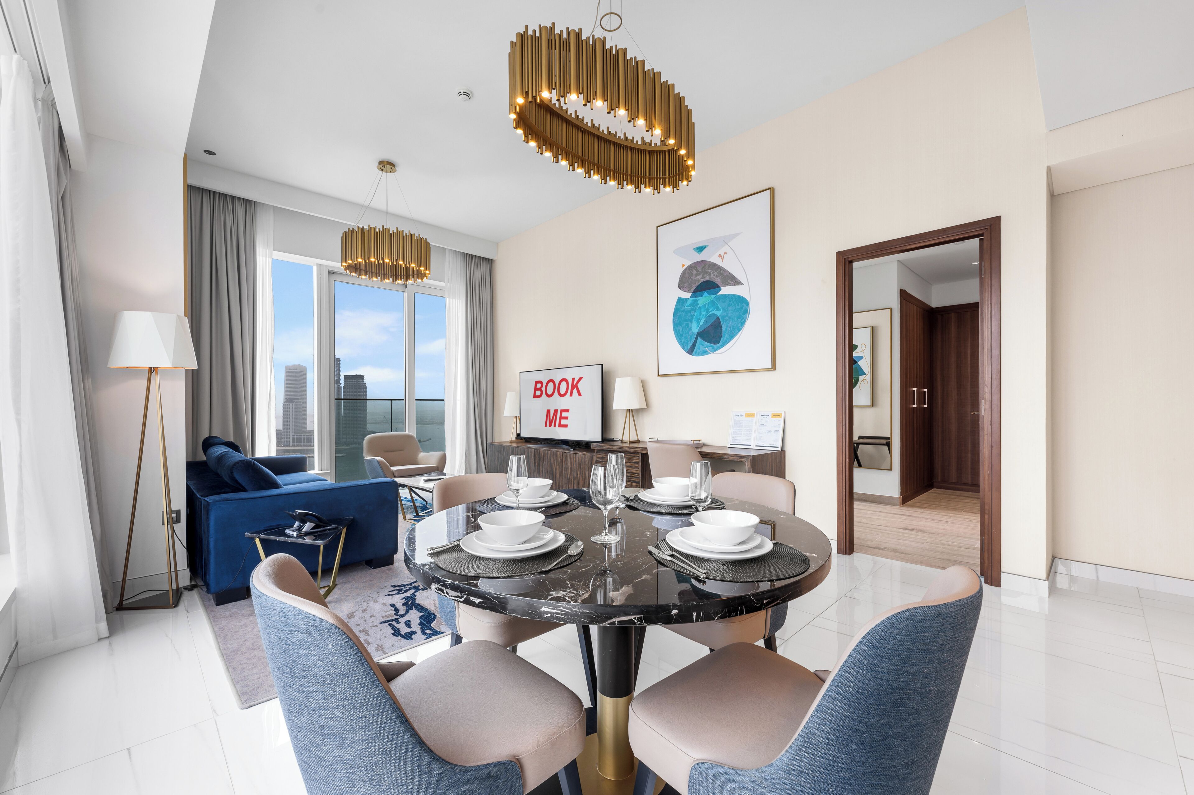 Ett modernt hotellrum med en matplats, en soffa, ett stort fönster och utsikt över staden.