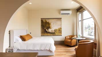Desk, iron/ironing board, WiFi, bed sheets