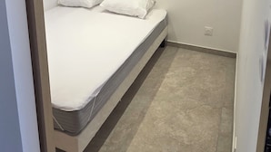 Travel cot - One-bedroom apartment right on the water, 5 minutes from St. Florent. (Patrimonio)