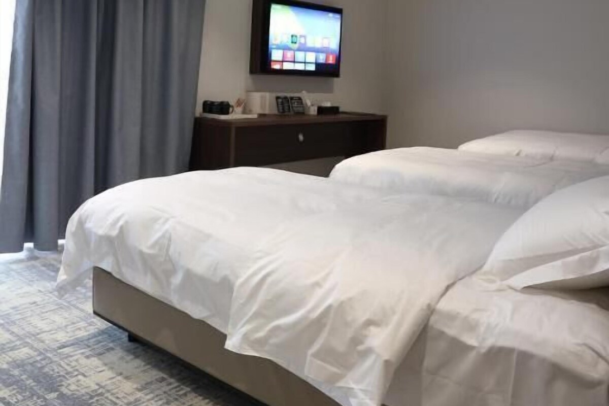 Comfort driepersoonskamer, balkon, uitzicht op stad | Gratis wifi