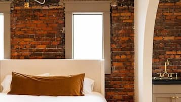 Desk, iron/ironing board, WiFi, bed sheets