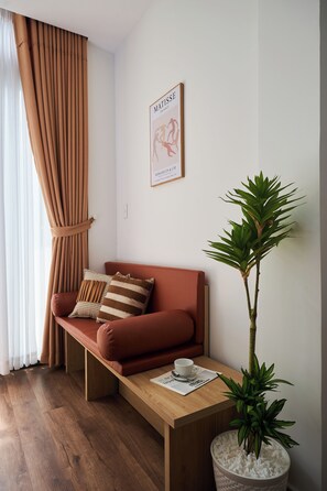 Living area - Near Ben Thanh Market: 2 Beds Apt by D Haus with Netflix (Thành phố Hồ Chí Minh)