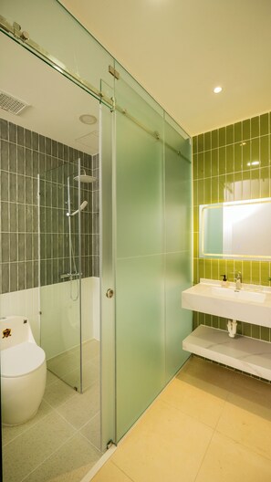 Bathroom - Near Ben Thanh Market: 2 Beds Apt by D Haus with Netflix (Thành phố Hồ Chí Minh)