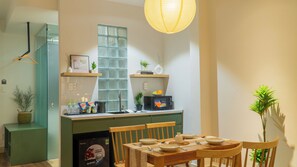 Dining - Near Ben Thanh Market: 2 Beds Apt by D Haus with Netflix (Thành phố Hồ Chí Minh)