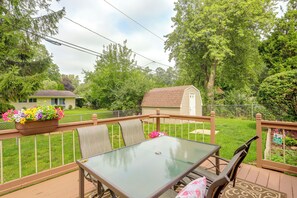 Outdoor dining - Group-Friendly Rambler w/ Fenced Backyard & Deck (Toledo)