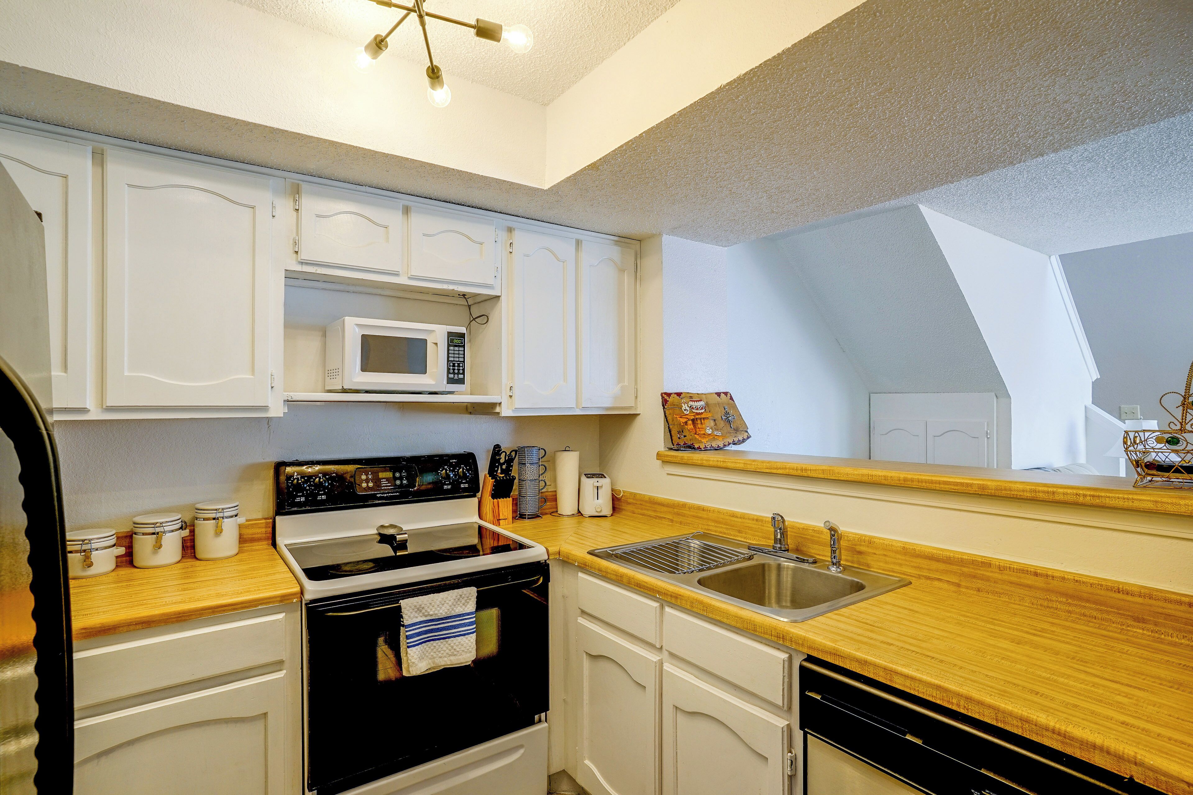 Coffee/tea maker, fridge, microwave, stovetop