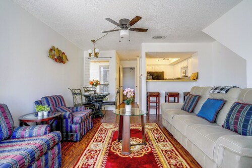 Walk to Shops & Museums! Fort Worth Condo w/ Pool