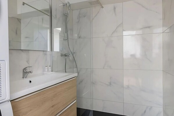 Bathroom - Elegant 3-Bedroom Paris 6th Apartment with Eiffel Tower Views & A/C (Paris)