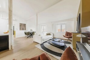 Living area - Elegant 3-Bedroom Paris 6th Apartment with Eiffel Tower Views & A/C (Paris)