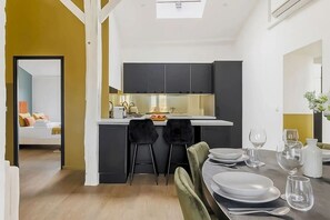 Dining - Elegant 3-Bedroom Paris 6th Apartment with Eiffel Tower Views & A/C (Paris)