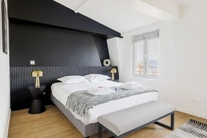 Room - Elegant 3-Bedroom Paris 6th Apartment with Eiffel Tower Views & A/C (Paris)
