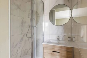 Bathroom - Elegant 3-Bedroom Paris 6th Apartment with Eiffel Tower Views & A/C (Paris)