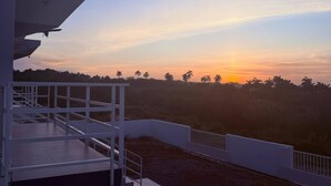 A building with a balcony overlooking a sunset. - Rico Puerto magic spot oeste (Cabrera)