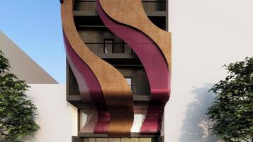 Un moderno edificio de hotel con un diseño arquitectónico único que presenta líneas curvas y un logotipo destacado.