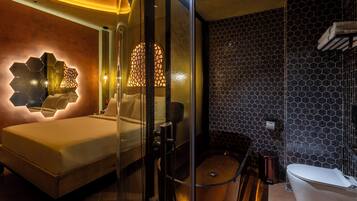 Economy Room | Bathroom | Hair dryer, towels, soap, shampoo