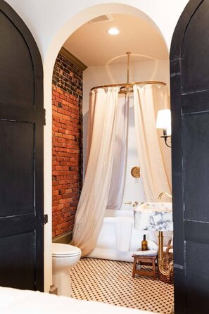Bathroom - Brick Archway King Suite | Downtown Snohomish (Snohomish)